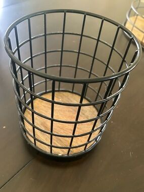 Black Metal Grid Kitchen Utensil Holder with Wood Base